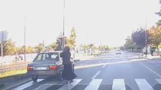 Yaya geçidinde otomobilin altında kalmaktan son anda kurtuldu