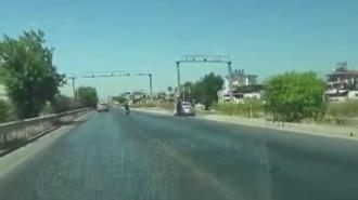 Kontrolsüz şekilde tali yola dönen otomobile arkadan gelen motosiklet çarptı