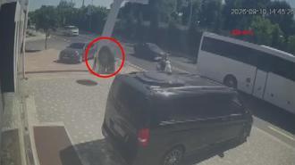 Kamyonun fırlayan tekerleği tabelaya çarptı