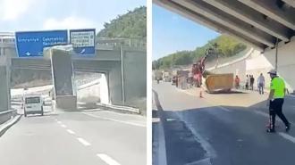 Çekmeköy'de hafriyat kamyonu üst geçide çarptı! Dorse yola devrildi