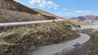 Erzurum'da gizemli yol! Motor kapalı araçlar yokuş yukarı çıkıyor
