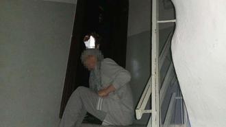 Komşusunun kapısını matkapla deldi! Yaşadığı korkuyu böyle anlattı: Evden çıkamaz hale geldiler