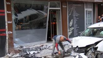 Bayrampaşa’da korkutan kaza! Otomobil kaldırımda 4 kişiye çarpıp berber dükkanına girdi