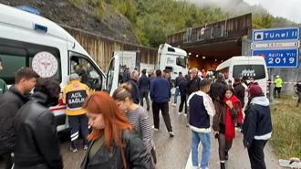 Bartın - Karabük yolunda minibüs ile TIR çarpıştı: 1 ölü, 11 yaralı