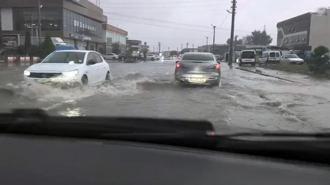 Sakarya'da sağanak! Evleri su bastı, yollar göle döndü