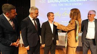 CHP’den AK Parti’ye 6 isim birden! Ataşehir’de rozetler takıldı