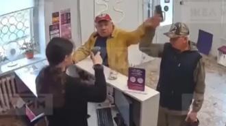 Kargo şubesini adeta ringe çevirdiler! Ortalık savaş alanına döndü