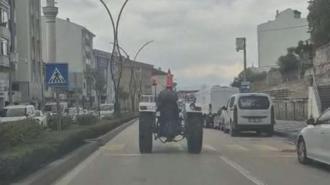 Trafikte ilginç görüntü! Kafasına taktığı duba ile...