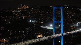 İstanbul Boğazı'nda büyüleyici manzara! Köprüler "3 Ekim Türk Dünyası Günü" için turkuaza büründü