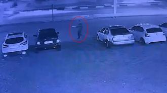 6 otomobili benzin dökerek ateşe verdi, polise teslim oldu