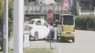 Bagaj kapağı açıldı, eşyalar yola savruldu! Çarpışmanın şiddetiyle...