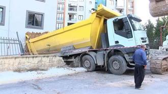 Pendik'te freni boşalan hafriyat kamyonu iş yerine girdi
