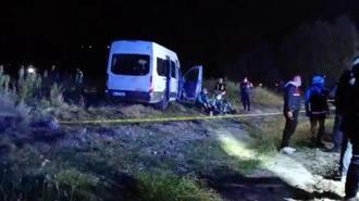 Kayseri'de feci kaza! İki işçi servisi ile iş makinesi çarpıştı: 1 ölü, 15 yaralı