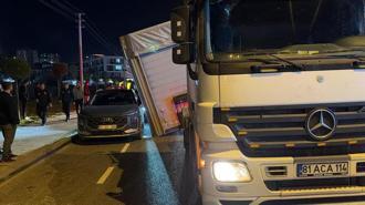 TIR'ın kafasından ayrılan dorse yola devrildi: 3 araç kıl payı kurtuldu
