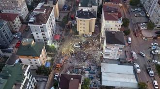 Son vatandaş 25'inci saatte çıkarıldı! Maltepe'de 5 kişi hayatını kaybetti, geride enkaz kaldı