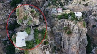 Farklı kayalardaki ev ve bahçesine köprü ile ulaşım sağlanıyor