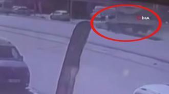 Binmek için kapısını açtığı otomobil, çarpmayla yerinden fırladı