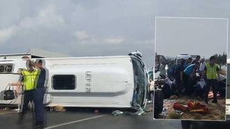 Antalya'da midibüs kaygan yolda devrildi! Yaralılar var