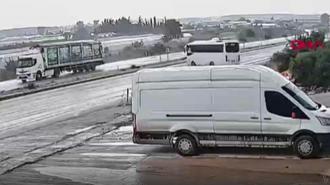 Antalya'da meydana gelen midibüs kazası kamerada