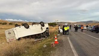 Afyonkarahisar Şuhut'ta işçi servisi devrildi: Çok sayıda yaralı var