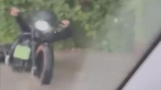 Suya batan motosikletinin zor anları kamerada