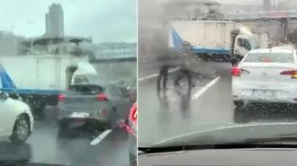 İstanbul'da E-5'te trafiği kilitleyen kaza! Kamyonet, metrobüs bariyerine çarptı