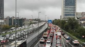 İstanbul trafiğinde son durum: Yağışın da etkisiyle trafik yoğunluğu yüzde 89'a ulaştı