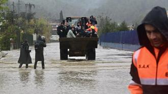 Canlı yayınında kurtarılma anları! Saatlerce mahsur kaldılar, botlarla çıkarıldılar