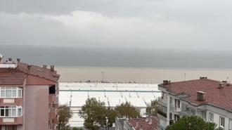 Bursa’da fırtına sahili vurdu! Deniz kahverengiye döndü, kaldırım taşları söküldü