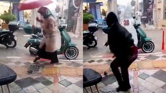 Canlı yayın yaparken gözlerine inanamadı! Mazgaldan çıkan görenleri korkuttu