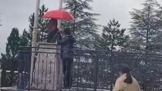 11 yaşındaki Alperen’den yağmur altında duygulandıran hareket! Atatürk büstüne şemsiye tuttu