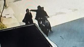 Telefonla konuşurken kapkaça uğradı! Motosikletle yaklaşıp...