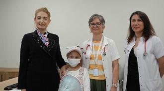 Antibiyotiğe rağmen büyüyen şişlik kanser çıktı! 8 yaşındaki Ayşenur’dan sevindiren haber