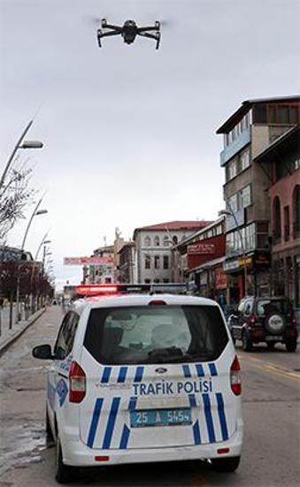 Erzurumda 2 kişiden fazla bir arada yürüyenleri polis uyardı