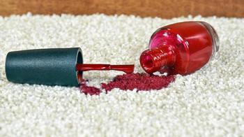 Oje lekesi nasıl çıkar! Ürünleri mahvetmeden zorlu lekelerden kurtulun