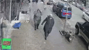 Ayakta kalmak için ağaca tutundu! 45 kilometre hızla esen rüzgar...