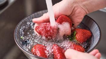 Çilek nasıl yıkanmalı? Tek başına sirke yeterli değil! 1 çay kaşığı ekleyin