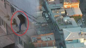 Bu görüntüler Bursa'dan! Çatıda kıskıvrak yakalandı