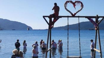 İngiliz turistin külleri Marmaris'te denize döküldü