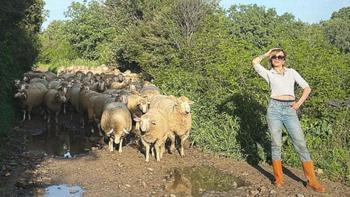 Karadağ'da modacıydı, Çanakkale'de çoban oldu! 'Koyunlarım için özenle giyiniyorum'