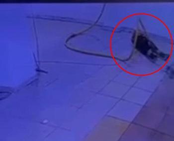 Kahreden görüntü! Akıma kapılan kapıcının feci ölümü sitenin güvenlik kamerasında