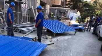 Kadıköy'de korku dolu anlar! Savrulan demir pano yolda yürüyen kadına çarptı
