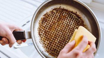 Dibi tutan tencereleri ovalamaya gerek bırakmıyor! Yanıklar kalıp gibi sökülecek