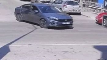 Kaskı kafasından fırladı! Ters yönden yola çıkan araç...