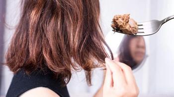 Nemli havada kabaran saçlara son! Vitamin deposu, azıcık yemek yetiyor