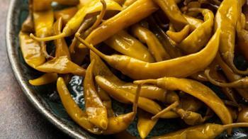 Pet şişe varsa şıp diye hazır! Suya gerek yok, biber turşusuna doyum olmuyor