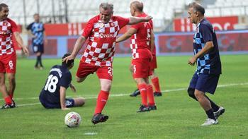 Diyarbakır'da gösteri maçında forma giyen Bakan Bak'tan 'Terörsüz Türkiye' vurgusu