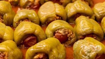 Biber dolması böyle yapılır! Salçaya gram gerek yok, farkı zeytinyağında