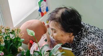 Yapay zekalı bez bebek yalnız yaşayan yaşlılara arkadaşlık ediyor