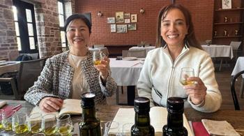 Japon şef Türk zeytinyağlarını Uzak Doğu'ya tanıtıyor